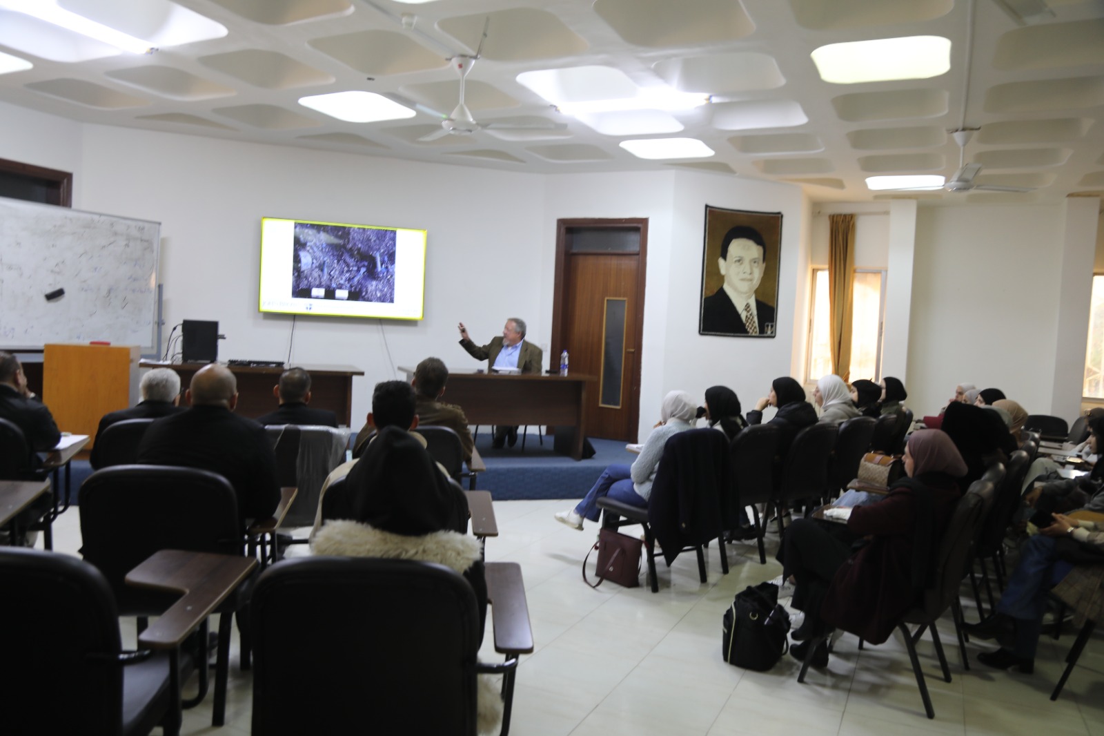 الدكتور ديفيد فيلا يحاضر حول "التنقيبات الأثرية في موقع أبيلا" بجامعة اليرموك